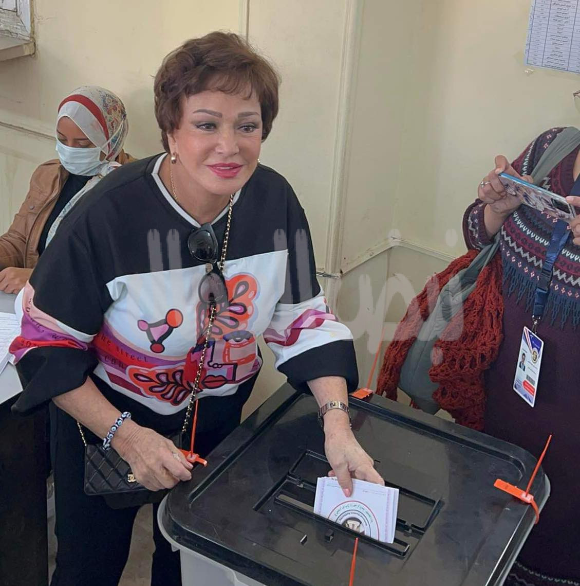 إحالة الفنانة لبلبة للتحقيق لتصويتها مرتين في الانتخابات الرئاسية 2024.