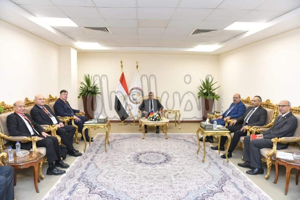 وزير الدولة للإنتاج الحربي” يستقبل ممثلي “روس أوبورون” الروسية داخل جناح الوزارة في “EDEX 2023”
