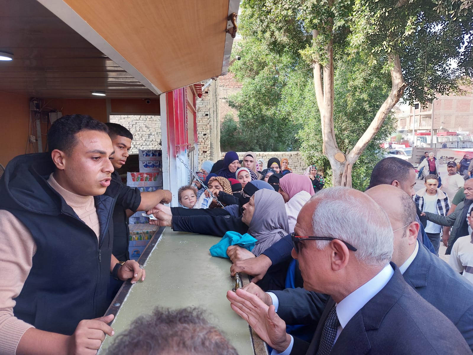 محافظ الجيزة يشدد علي تكثيف الحملات لرصد اي ممارسات احتكارية والتعامل بحزم حيالها
