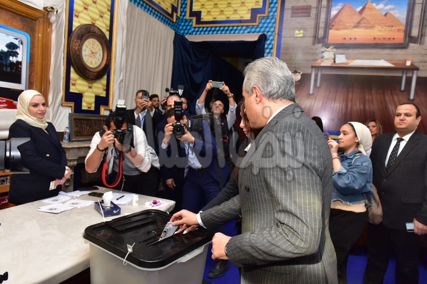 وزير العمل يدلى بصوته في الانتخابات الرئاسية بمدرسة الشهيد مصطفى يسري ابو عميرة بمصر الجديدة