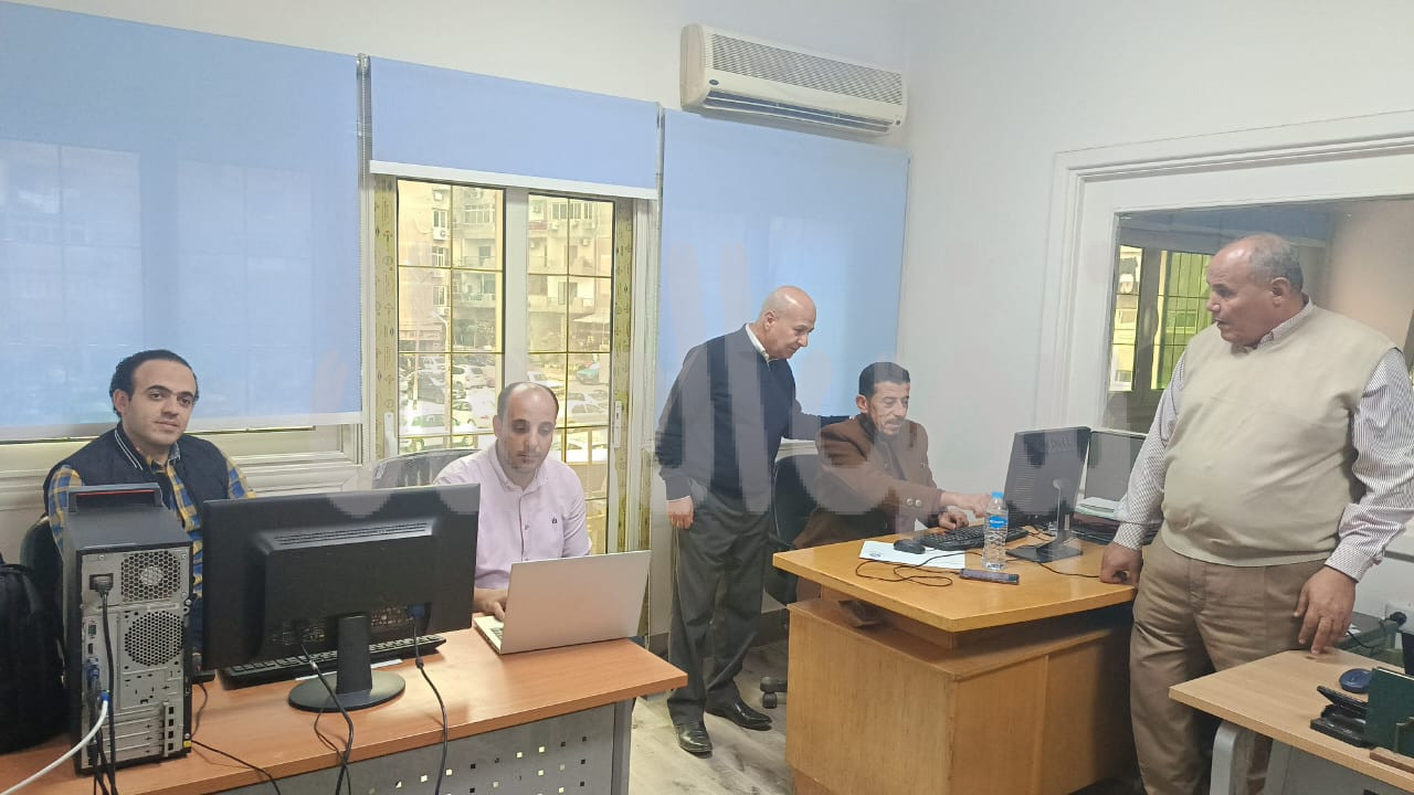 النائب خالد عيش يتابع تصويت عمال الصناعات الغذائية من داخل غرفة عمليات النقابة العامة