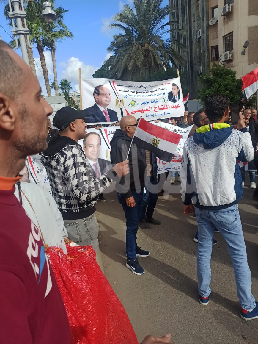رئيس نقابة الكيماويات يقود مسيرة للعاملين والتوافد علي لجان الاقتراح بالاسكندرية