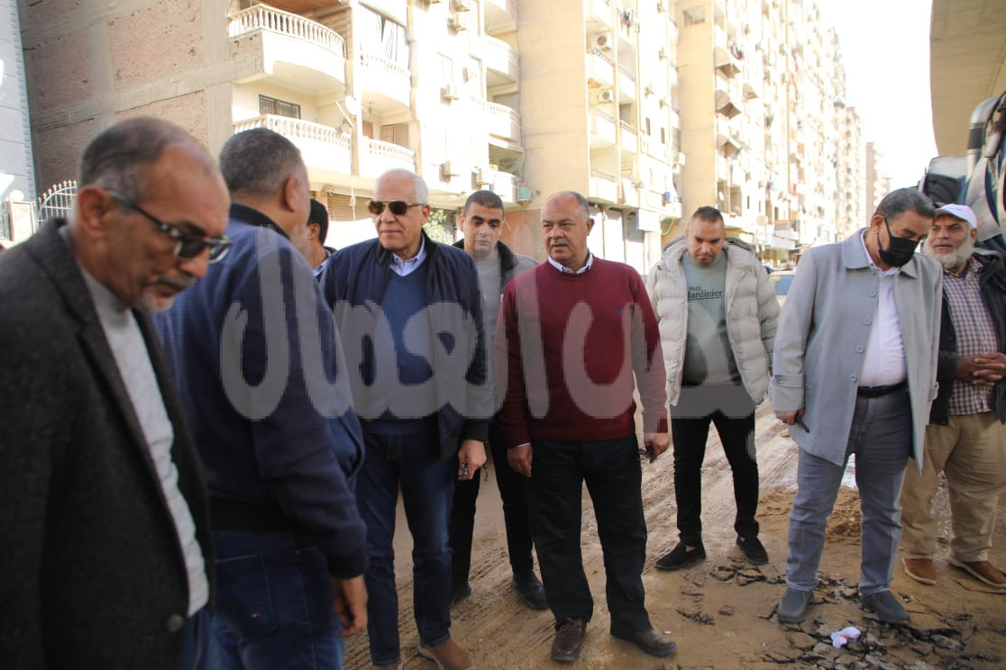 محافظ الجيزة يتفقد أعمال اصلاح كسر بماسورة مياه ٤٠٠ مم  بتقاطع طريق الشيشيني مع المريوطية بفيصل