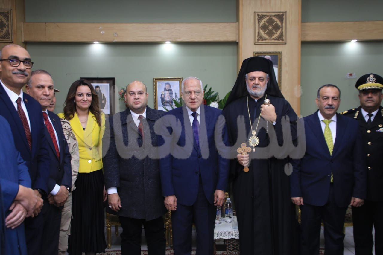 محافظ الجيزة يزور الكنيسة الكاثوليكية لتهنئة الأقباط بعيد الميلاد المجيد