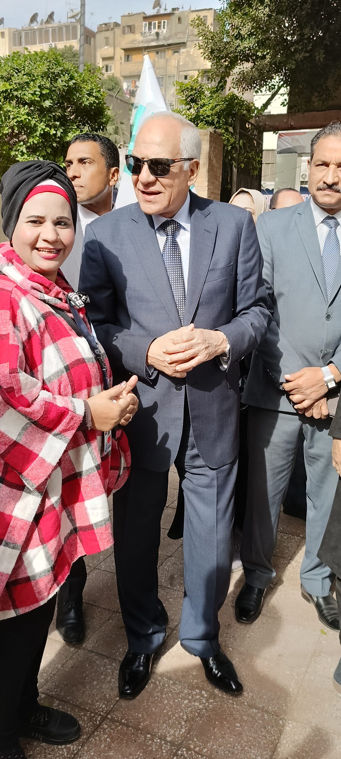 محافظ الجيزة يدلى بصوته فى الانتخابات الرئاسية بمدرسة الجيزة الثانوية