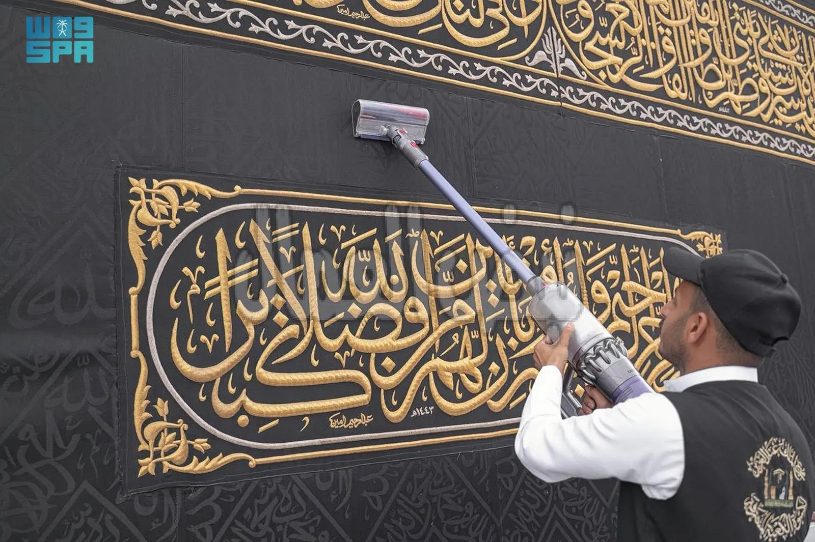 شؤون الحرمين تطبق أحدث التقنيات العالمية لصيانة كسوة الكعبة المشرفة