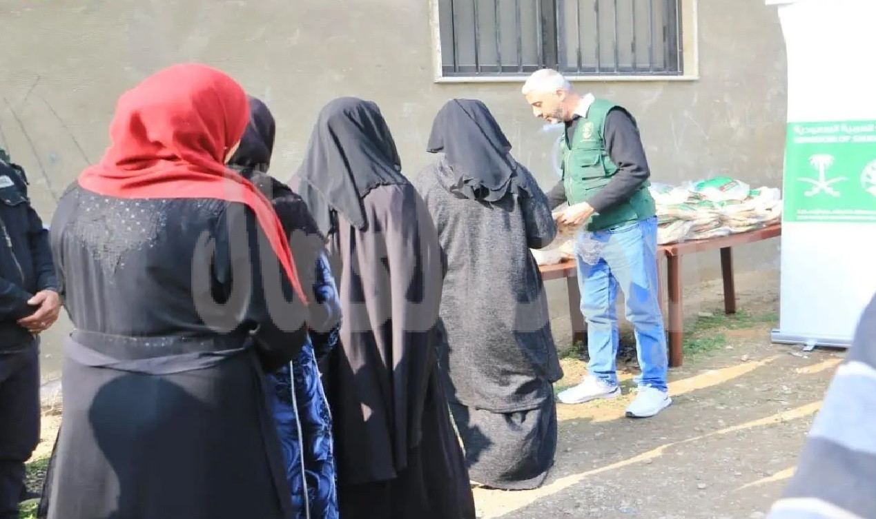 مركز الملك سلمان للإغاثة يوزع آلاف الأربطة من الخبز للعائلات المحتاجة من السوريين والفلسطينيين