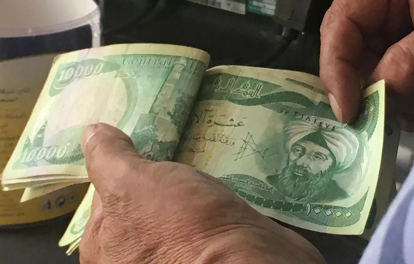 العراق يشهد ثالث انخفاض مسجل للعملة المطبوعة منذ 20 عاما