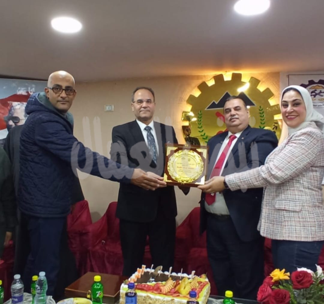 اتحاد عمال الجيزة يْسلم  طه’ درع ” العمل الوطنى