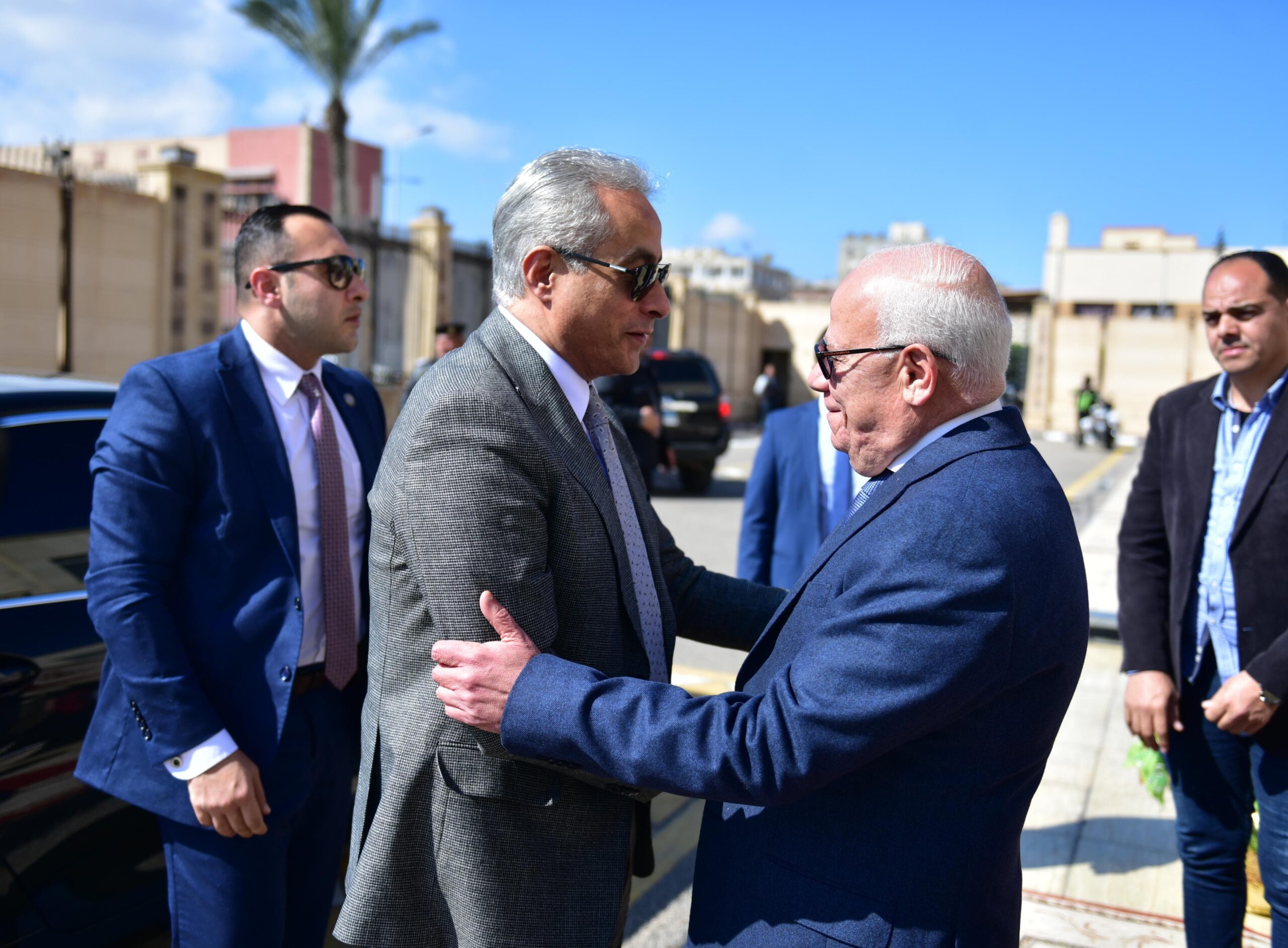 بالصور..مُحافظ بورسعيد يَستقبِل وزير العمل في بداية جولته في “المحافظة”