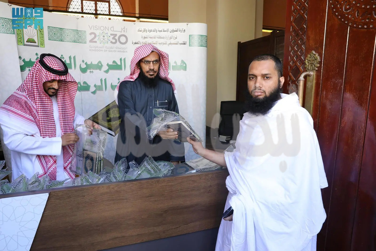 الشؤون الإسلامية” توزع أكثر من (80.000) حقيبة على المعتمرين والزوار المغادرين بمطار الأمير محمد بن عبدالعزيز الدولي