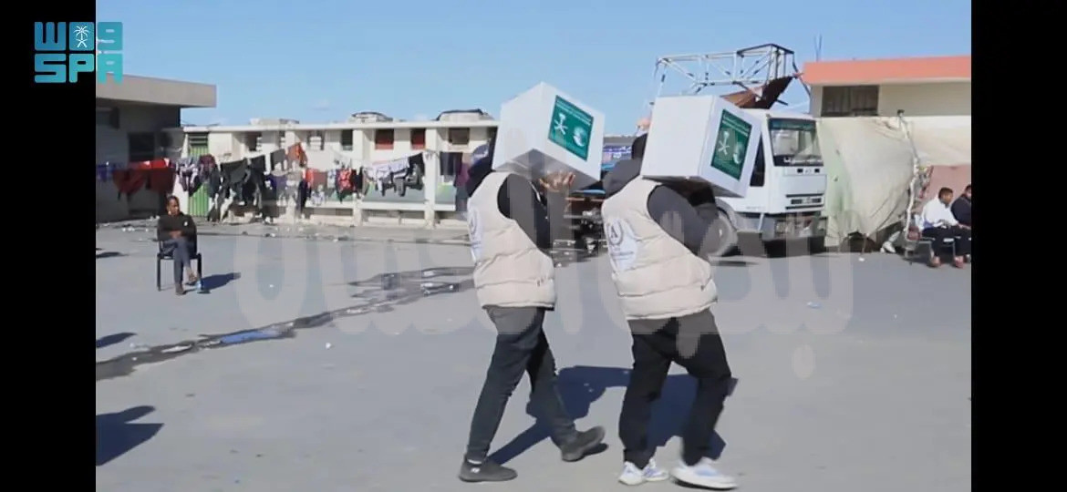 مركز الملك سلمان للإغاثة يواصل توزيع السلال الغذائية جنوب قطاع غز   