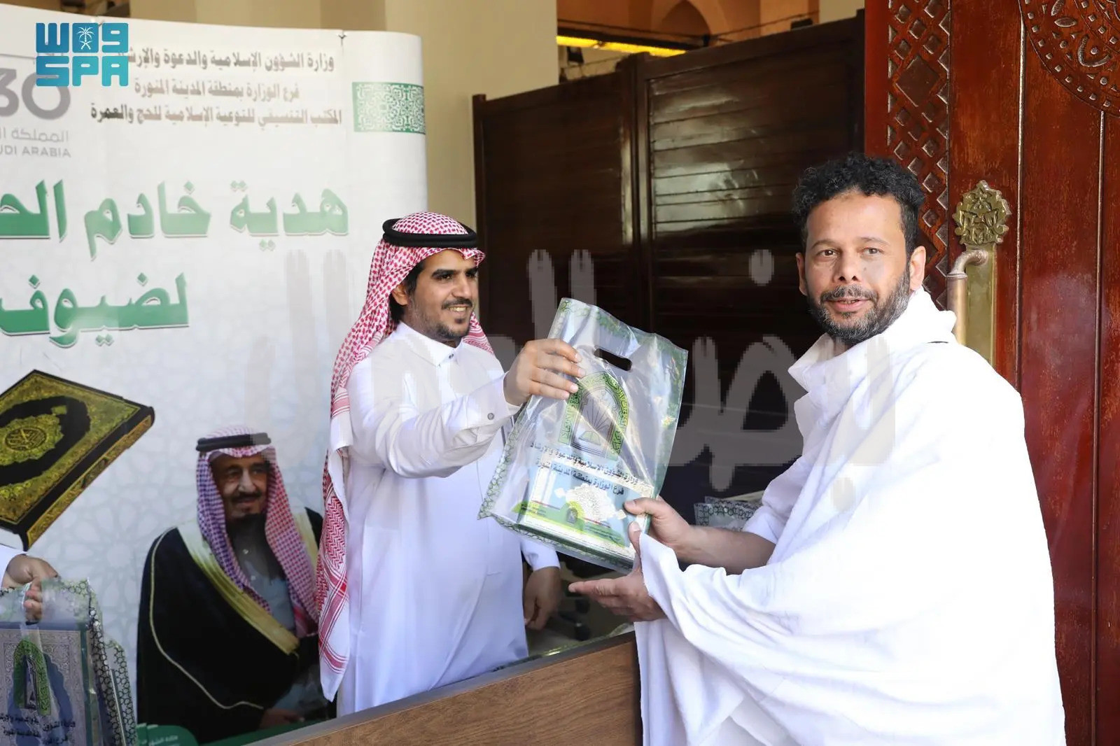 الشؤون الإسلامية" توزع أكثر من (80.000) حقيبة على المعتمرين والزوار المغادرين بمطار الأمير محمد بن عبدالعزيز الدولي