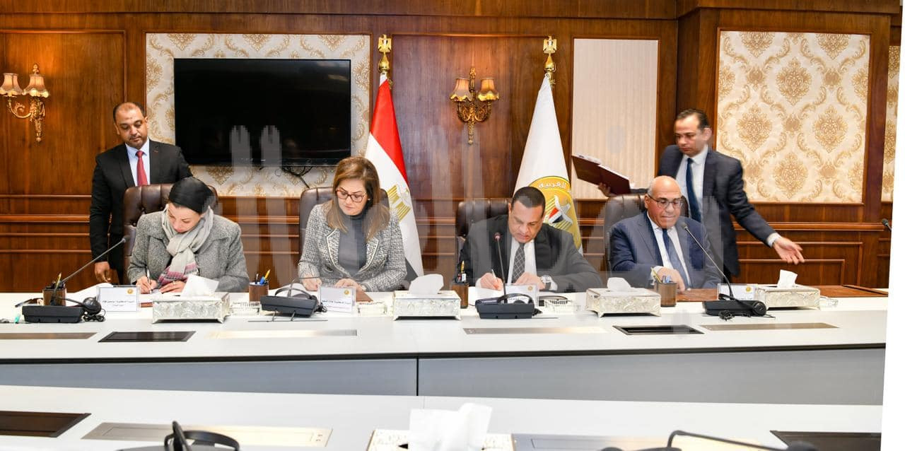 وزراء التخطيط والبيئة والتنمية المحلية يوقعون عقود لتنفيذالمرحلة ال5 لمنظومة المخلفات الصلبة