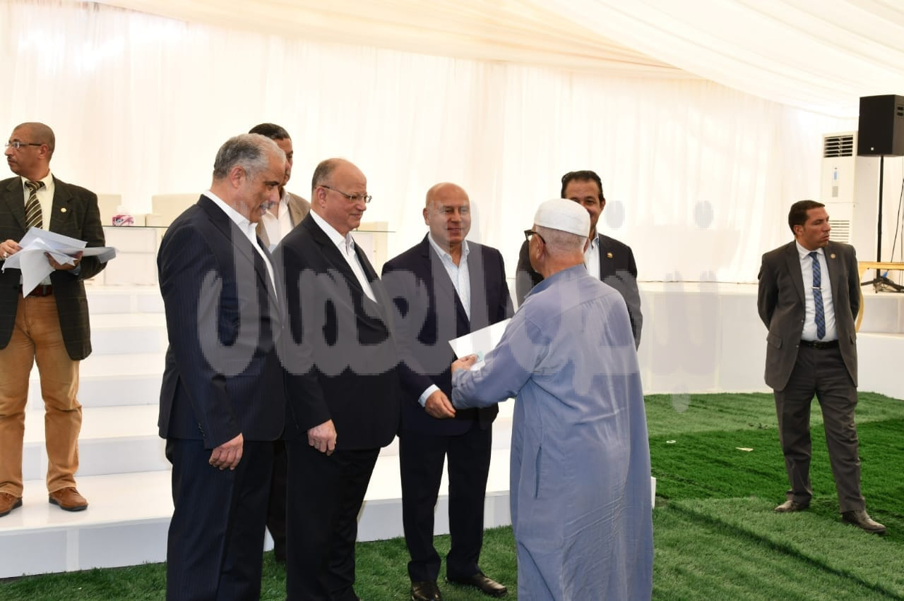 وزير النقل يسلم عقود 109 شقة جديدة لشاغلي المباني المتعارضة مع مسار مشروع القطار الكهربائي السريع