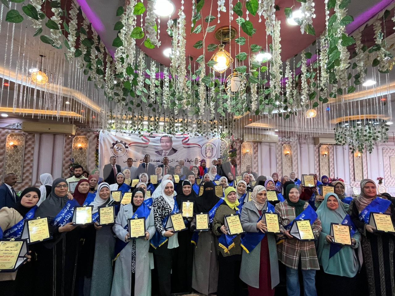 بالصور الاتحاد المحلي لنقابات عمال الجيزة يكرم 150 أم مثالية وأم الشهيد