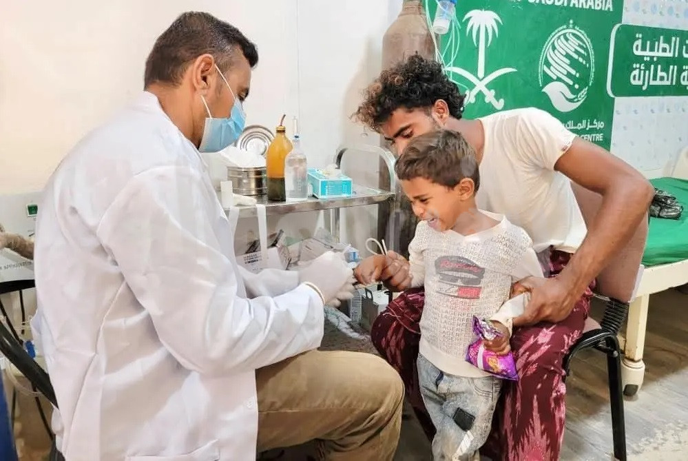 مركز الملك سلمان للإغاثة يقدم خدمات طبية في مختلف المجالات في محافظات اليمن