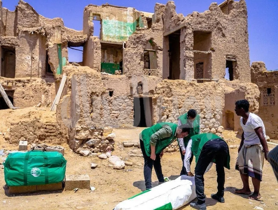 مركز الملك سلمان للإغاثة يوزع مساعدات إيوائية طارئة لمتضرري السيول في مديريتي الخب