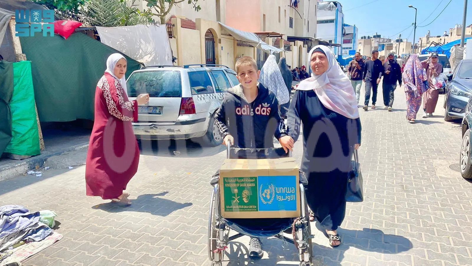 مركز الملك سلمان للإغاثة يوزع مساعدات غذائية للنازحين في مراكز الإيواء في قطاع غزة