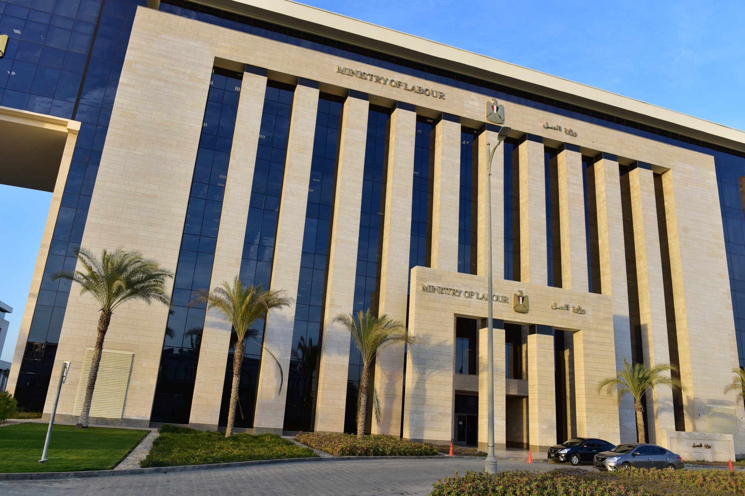 عاجل وزارة العمل تعلن عن فرص عمل في الإمارات ..ورابط للتقديم .