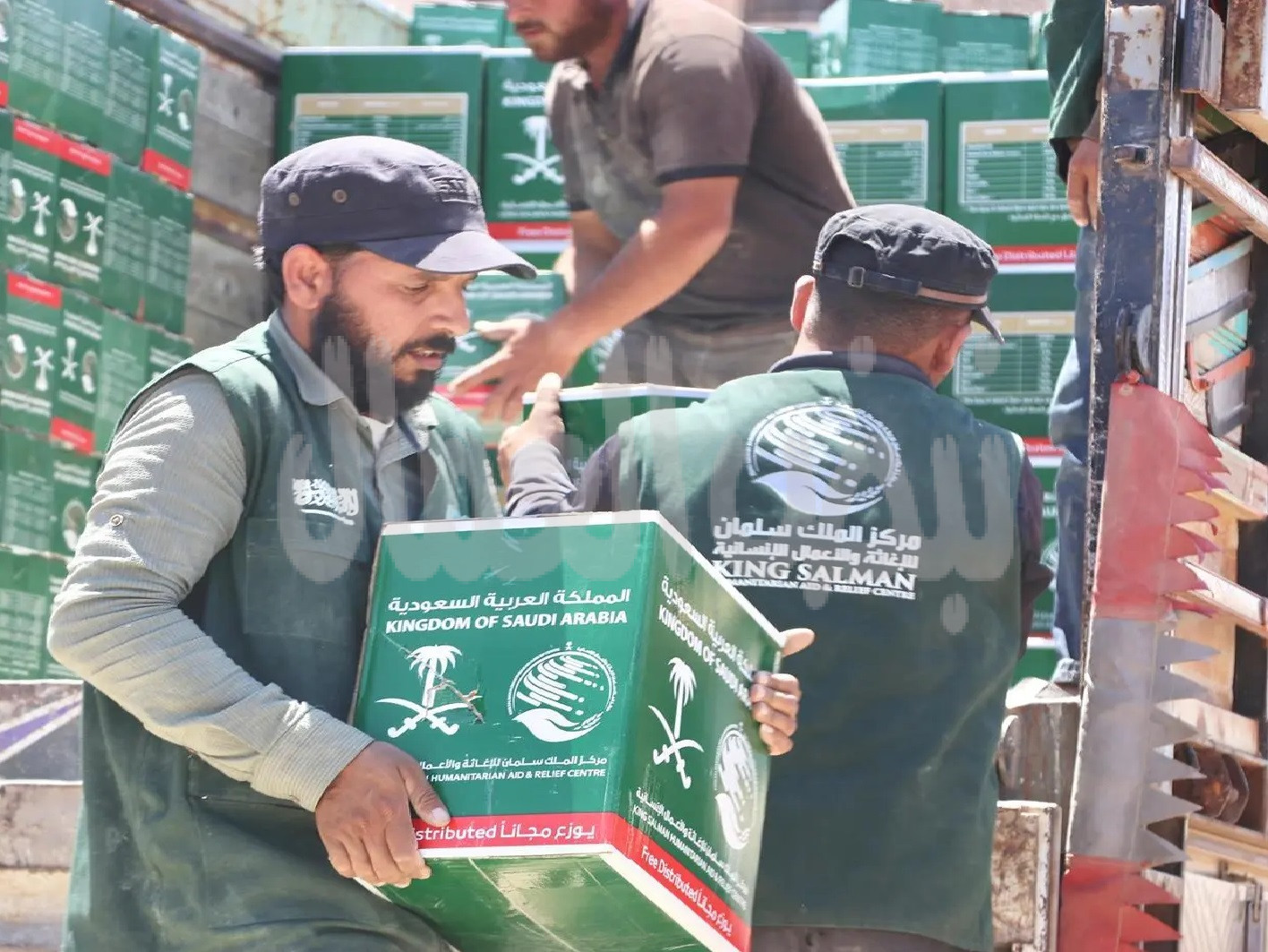 مركز الملك سلمان للإغاثة يوزع سلال غذائية وحقائب صحية  ويوقع اتفاقية لتشغيل منظومة الرعاية الصحية في المناطق المتضررة من الزلزال في سوريا