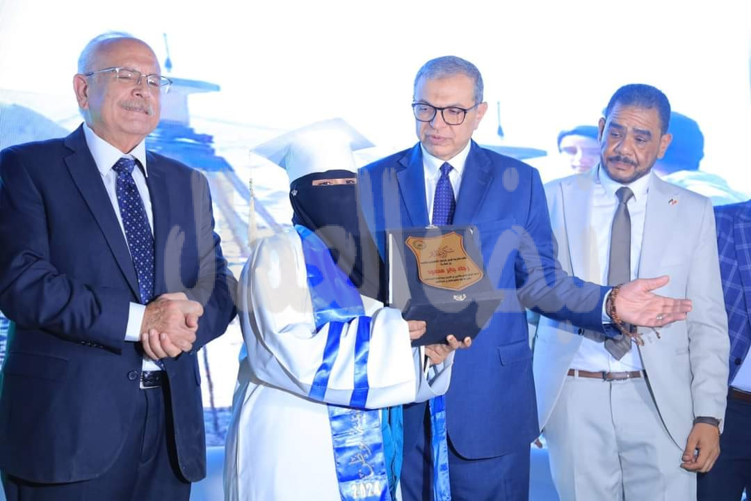 سعفان يشهد حفل تخريج طلاب الدفعة الأولي من أكاديمية وطن لتوفير حياة كريمة بالأقصر