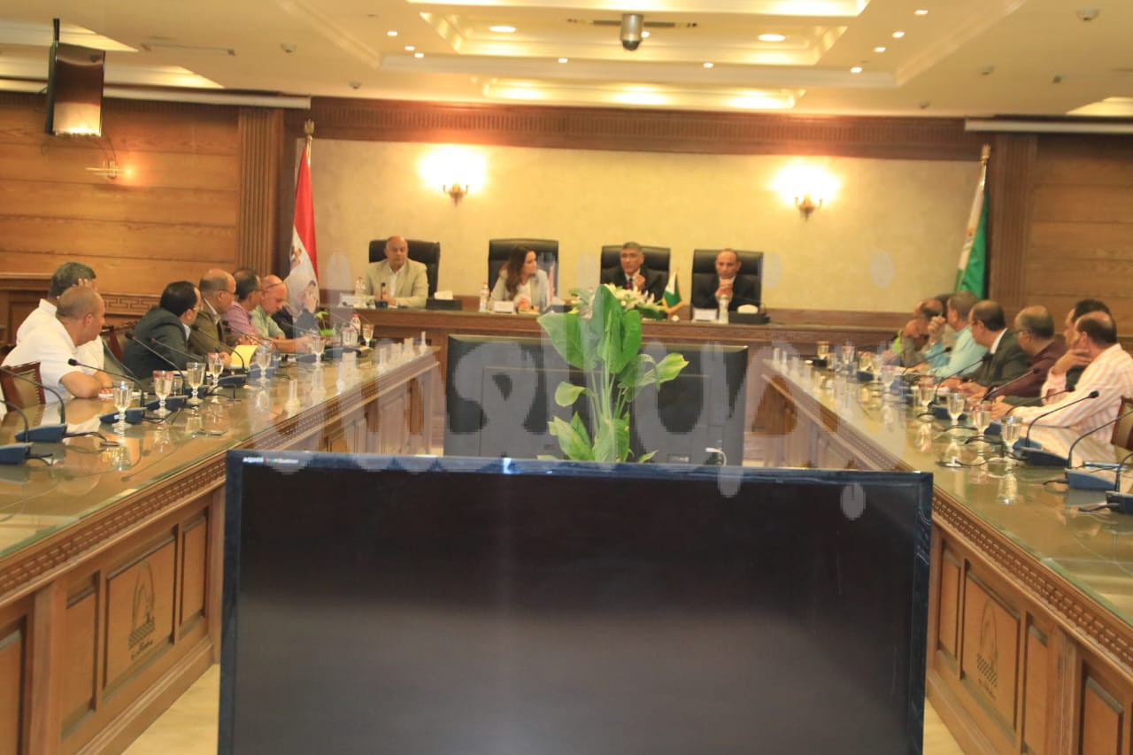 محافظ الجيزة يكلف رؤساء الأحياء والمراكز بتوفير مواقع ثابتة لإقامة منافذ سلعية دائمة علي مدار العام للمواطنين