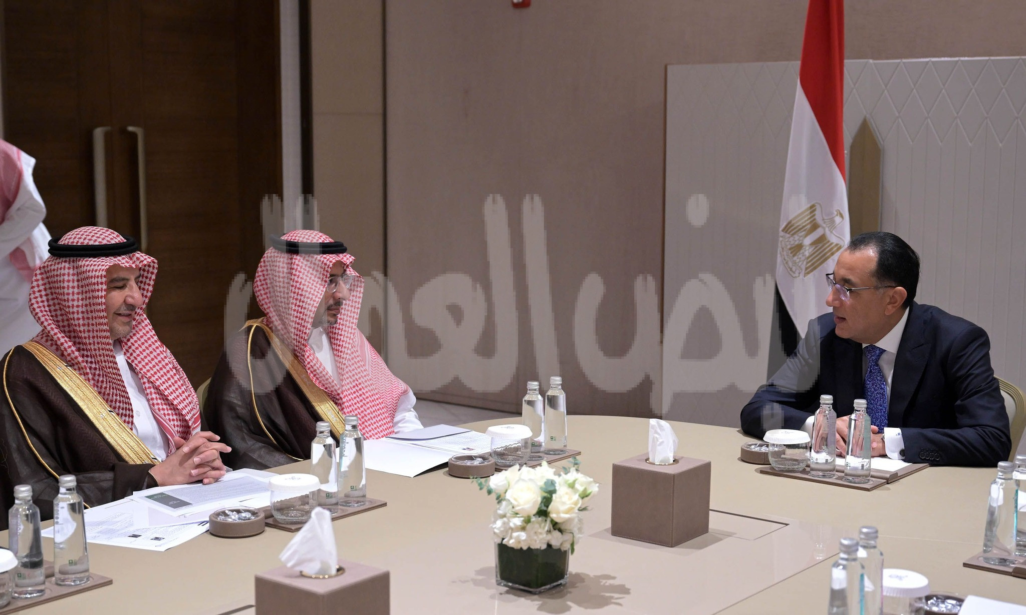 رئيس الوزراء يلتقي وزير الصناعة والثروة المعدنية السعودي لبحث سبل التعاون بين البلدين
