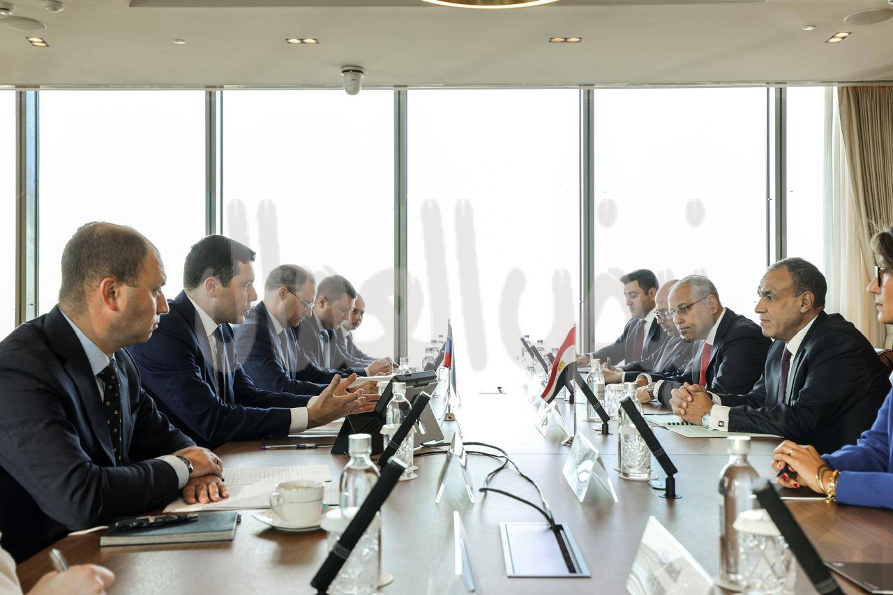  وزير الخارجية يجتمع مع وزير الصناعة والتجارة الروسي