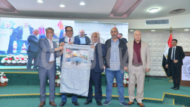 نقابات فلسطين تهدى رئيس نقابة الغزل المصرية وشاح العمل
