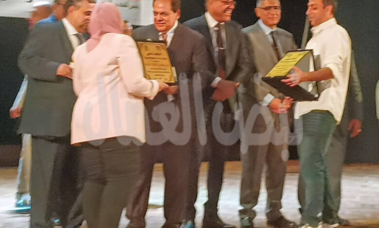 اتحاد عمال الجيزة يكرم كوكبة من المتميزين في حفله السنوي بحضور وزير العمل ومحافظ الجيزة اتحاد عمال الجيزة يكرم كوكبة من المتميزين في حفله السنوي بحضور وزير العمل ومحافظ الجيزة