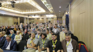 القاهرة تطلق فعاليات مؤتمر الاتحاد المصري لطلاب كلية الصيدلة EPSF  بدأت فعاليات مؤتمر الاتحاد المصري لطلاب كلية الصيدلة EPSF بكلمات افتتاحية مؤثرة استعرضت “رحلة طلبة” صنعوا كيان EPSF، تلاها النشيد الوطني وآيات من القرآن الكريم.  وأكد د. محمد حازم، رئيس الاتحاد المصري لطلاب كلية الصيدلة، أن النجاح لا يأتي إلا بعمل جماعي ورؤية واضحة، بينما شددت د. سما غزلان، ممثلة الاتحاد العالمي لطلاب كلية الصيدلة IPSF، على أهمية تطوير التعليم الصيدلي ومواكبة التغيرات العالمية.  شهد المؤتمر تغطية إعلامية واسعة، بحضور عدد كبير من الصحفيين وممثلي وسائل الإعلام، وهو ما يعكس حجم الحدث وأهميته على الساحة الطلابية والمهنية. وساهم هذا الحضور في إبراز الرسائل الملهمة والنقاشات المؤثرة التي شهدها المؤتمر، ونقلها إلى جمهور أوسع خارج القاعة.  شارك في المؤتمر عدد من أبرز الشخصيات العامة والمتخصصين في مجالات الصيدلة، التسويق، وصناعة المحتوى، إلى جانب ممثلين عن كبرى شركات الأدوية والرعاية الصحية، من بينهم د. أسامة شاهين، د. عمرو مغربي، د. وائل علي، أحمد المهدي، د. إسلام أحمد، د. محمد سيد، ود. محمود براڨو، إلى جانب شركات مثل Epico، HPG، Utopia Academy، Eva Pharma، Beauty & Beyond، Haleon، APEX Pharma، Sato Pharma، Brooklyn School Healthcare، ومستشفى نسائم و دواء نيوز.  وقد تنوعت كلمات الضيوف بين الإلهام العملي والرؤى المستقبلية، حيث أكد د. عمرو مغربي ممثل نقابة الصيادلة،  أن الصيدلي اليوم يستطيع التخصص في أكثر من ٣٥ مجالًا، داعيًا الطلاب إلى الفخر بمهنتهم وعدم الاستسلام للإدعاءات السلبية. أما أحمد المهدي، شخصية عامة وصانع محتوي،  فقدم مفهوم “The Dip”، موضحًا أنها المرحلة التي تسبق التمكُّن، وأكد على أهمية تقبّل الفشل المؤقت والتعامل برفق مع الذات.  الجلسة الأولى – صناعة المحتوى والعلامة الشخصية أدارتها د. منة علي، بمشاركة د. ياسمين خالد، د. شهاب محمود، ود. عماد سلامة، وتناولت كيفية بناء الحضور الرقمي للصيدلي، وتقديم المحتوى الطبي بشكل موثوق وفعّال، إلى جانب استعراض تجارب المشاركين في صناعة المحتوى وتأثيرها على جمهور واسع.  الجلسة الثانية – التسويق الصيدلي شارك فيها د. عبدالرحمن يونس، د. خالد صلاح، ود. عبدالرحمن باز، وناقشت الاتجاهات الحديثة في التسويق الصيدلي، واستراتيجيات تسويق المنتجات الصحية، وأهمية وجود الصيدلي كعنصر فعّال ومبتكر في هذا المجال.  الجلسة الثالثة – التدخلات الغذائية بإدارة د. يسرا، وبمشاركة د. بسنت الجنيني، د. مروة الجزار، ود. نشوى طلعت، وركزت الجلسة على دور التغذية العلاجية في الوقاية وتحسين جودة الحياة.  يعكس المؤتمر رؤية EPSF في تمكين طلاب الصيدلة وربطهم بسوق العمل، من خلال إتاحة مساحة للتعلّم والتواصل المباشر مع المتخصصين، والتأكيد على أن المستقبل يبدأ من الجامعة.