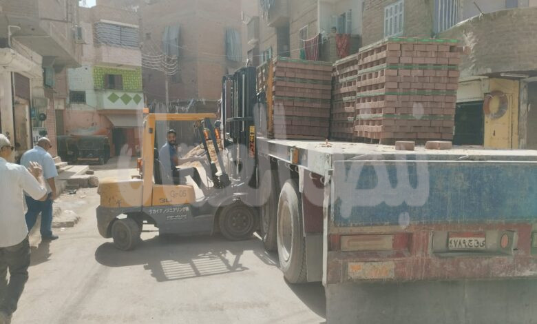 استمرار أعمال تطوير الشوارع وتركيب بلاط الإنترلوك بمركز ومدينة أبوتيج استمرار أعمال تطوير الشوارع وتركيب بلاط الإنترلوك بمركز ومدينة أبوتيج