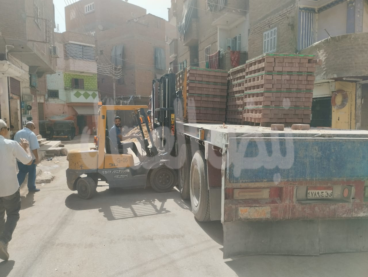  استمرار أعمال تطوير الشوارع وتركيب بلاط الإنترلوك بمركز ومدينة أبوتيج