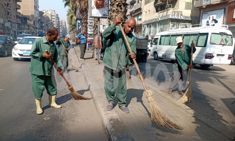 عمال النظافة بالجيزة تصف قرار المحافظ بإيقاف العمل وقت ” الذروة ‘ بالانسانى الكريم