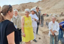 الدكتور عبد الغفار وجدي مدير عام اثار الأقصر يستقبل إليزابيث بوم شنايدر، المستشارة الفيدرالية