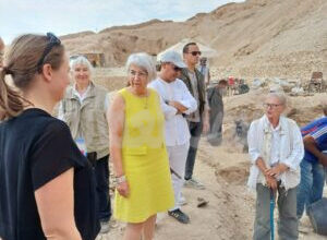 الدكتور عبد الغفار وجدي مدير عام اثار الأقصر يستقبل إليزابيث بوم شنايدر، المستشارة الفيدرالية