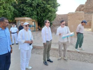 د عبدالغفار وجدي مدير عام الاقصر يرافق سفير فرنسا والوفد المرافق له د عبدالغفار وجدي مدير عام الاقصر يرافق سفير فرنسا والوفد المرافق له