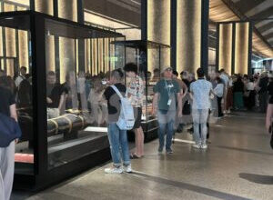 إقبال جماهيري كثيف في استقبال الجمهور بالمتحف المصري الكبير