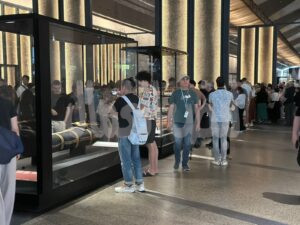 إقبال جماهيري كثيف في استقبال الجمهور بالمتحف المصري الكبير