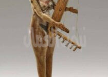 تمثال خشبي لامرأة تعزف القيثارة