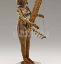 تمثال خشبي لامرأة تعزف القيثارة تمثال خشبي لامرأة تعزف القيثارة