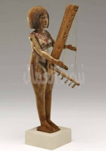 تمثال خشبي لامرأة تعزف القيثارة تمثال خشبي لامرأة تعزف القيثارة