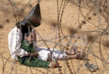 أسير حربٍ عراقي يُواسي ابنه