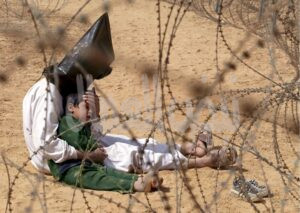 أسير حربٍ عراقي يُواسي ابنه أسير حربٍ عراقي يُواسي ابنه