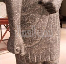 بالمتحف المصري تمثال لرجل يرتدي عباءة، يمثل على الأرجح مسئولا رفيع المستوى أو ربما كاهنا، بالمتحف المصري تمثال لرجل يرتدي عباءة، يمثل على الأرجح مسئولا رفيع المستوى أو ربما كاهنا،