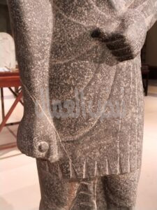 بالمتحف المصري تمثال لرجل يرتدي عباءة، يمثل على الأرجح مسئولا رفيع المستوى أو ربما كاهنا،