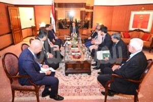 وزير الخارجية يلتقي قيادات غرف التجارة والصناعة ومسؤولي كبرى الشركات الباكستانية