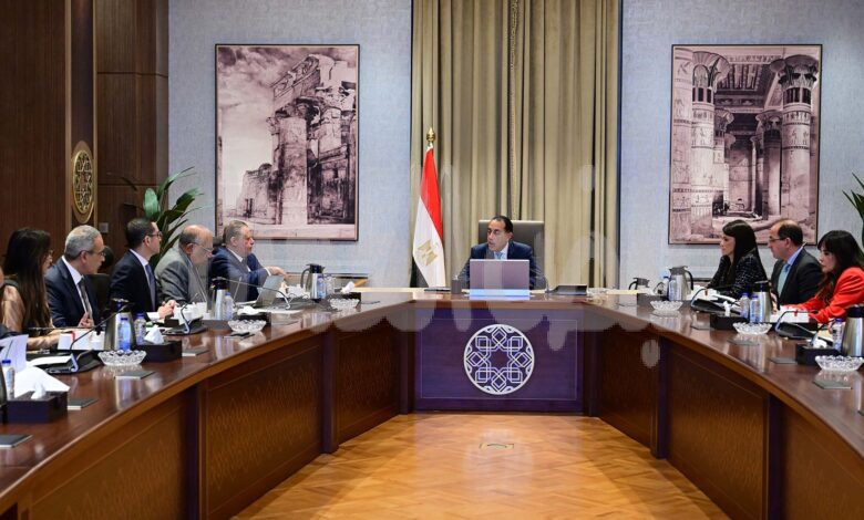 رئيس الوزراء يُتابع الموقف التنفيذي لمشروعات الطاقة الجديدة والمتجددة رئيس الوزراء يُتابع الموقف التنفيذي لمشروعات الطاقة الجديدة والمتجددة