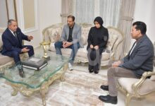 وزير الشباب ومحافظ بورسعيد يقدمان واجب العزاء في وفاة السباح يوسف محمد بمنزله ببورسعيد